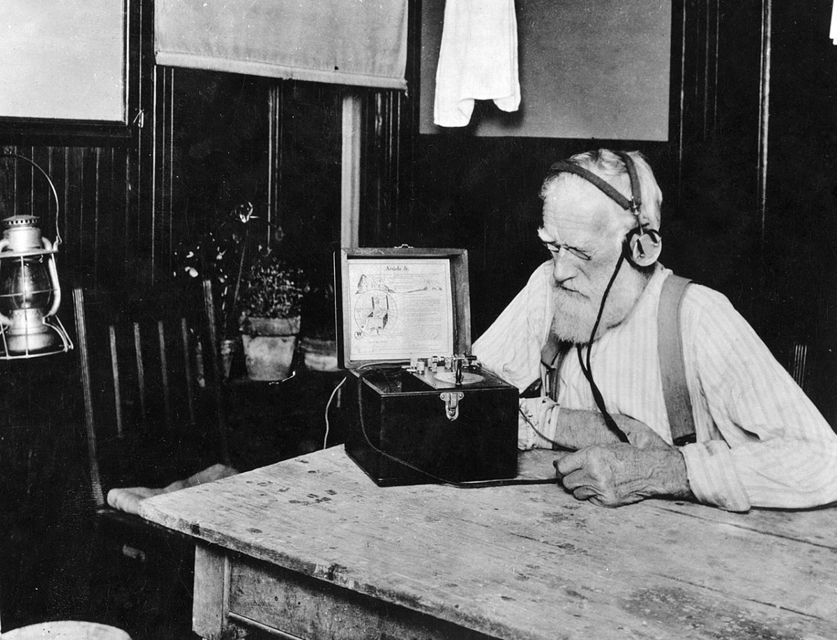 Poste de radio à cristal sur la table et un écouteur de radiodiffusions en 1923