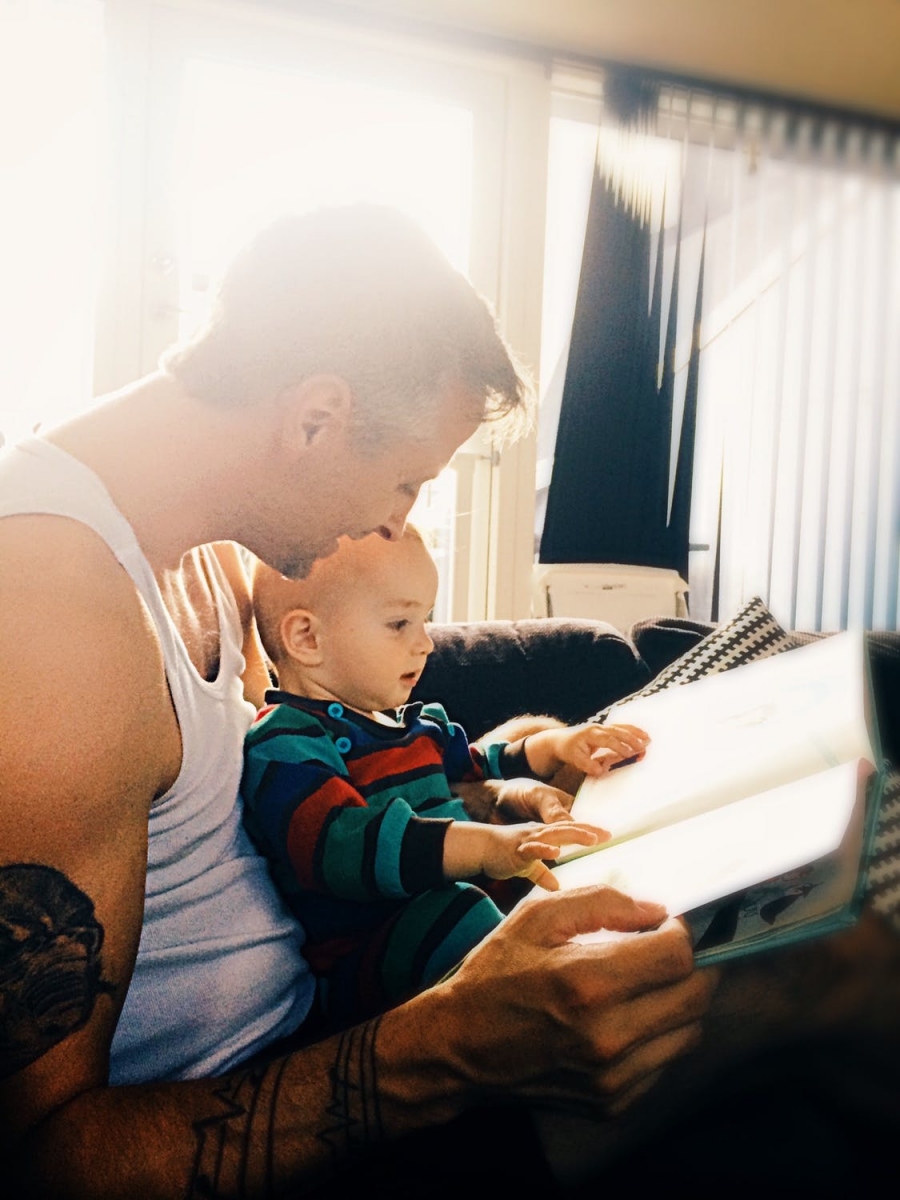 Un papa lit une histoire à un bébé