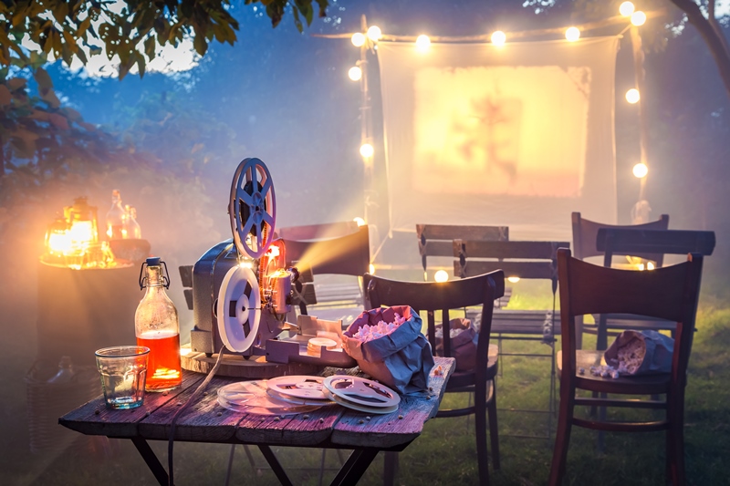 Une projection cinéma en début de soirée au fond d'un jardin