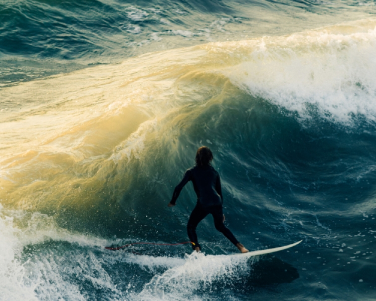 Un surfer sur une vague au large de la Californie - photo by Lisha Riabinina