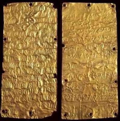 plaquettes-d-or-gravées-etrusques