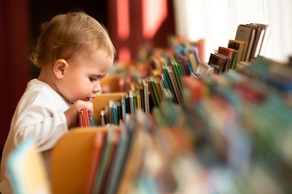 Un bébé à la découverte de la lecture