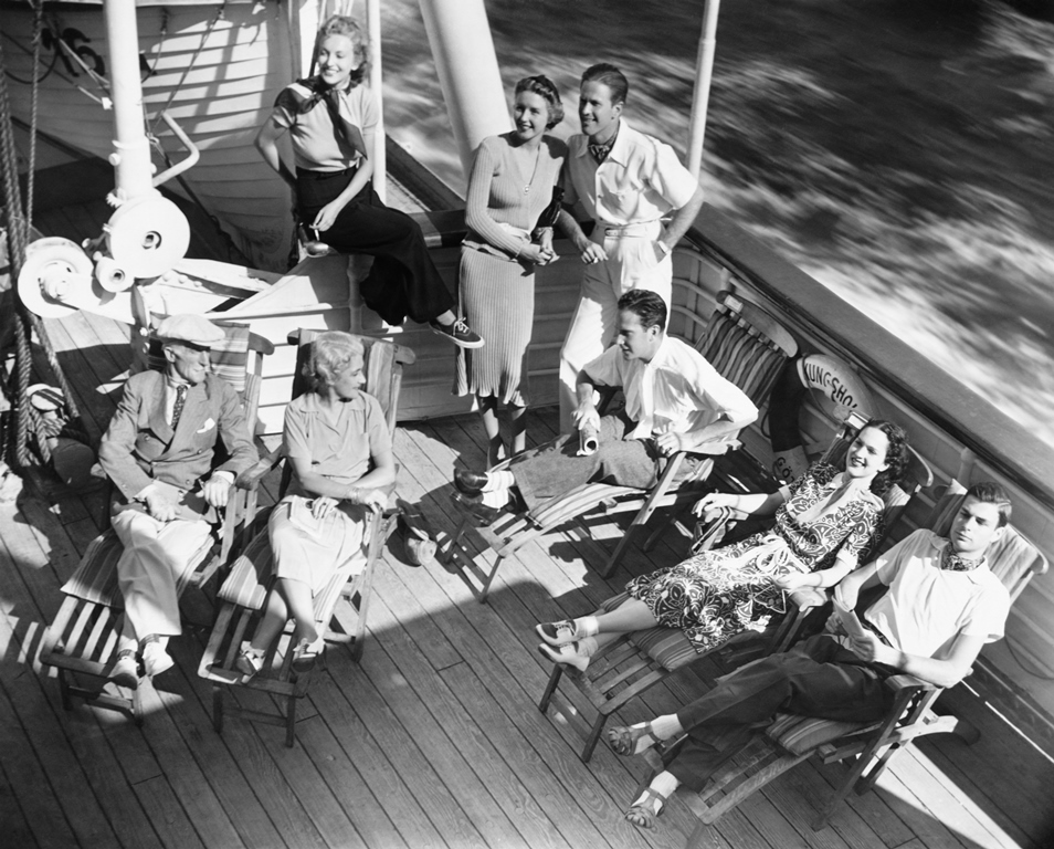 Passagers de la bonne société sur le pont d'un bateau de croisière