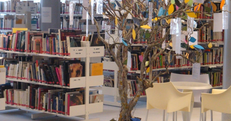 secteur-arts-et-litterature-etageres-livres-romans-arbre-poesie-theatre-fauteuils