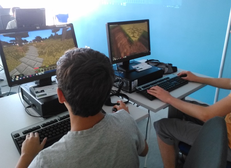 De jeunes joueurs de Minecraft sur les poste de l'espace numériqu de la Médiathèque de Roanne