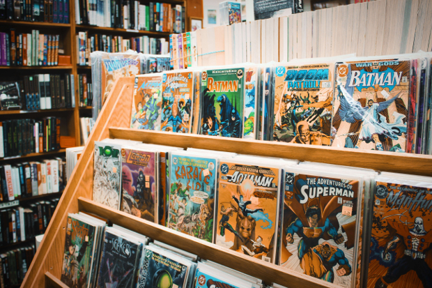 Un rayonnage de comics aux États-Unis